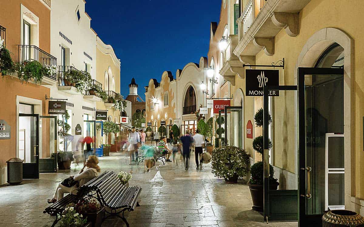 La Roca Village (Designer Outlet Shopping), La Roca del Vallès, Barcelona,  Province of Barcelona, Catalonia, Spain Stock Photo - Alamy